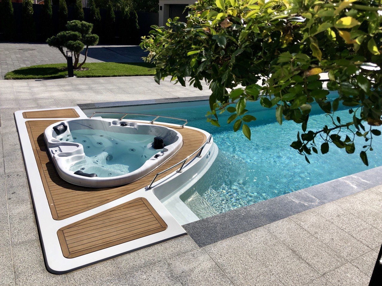 Glasfiberpoolen Yacht en  exklusiv lång pool med integrerat spabad